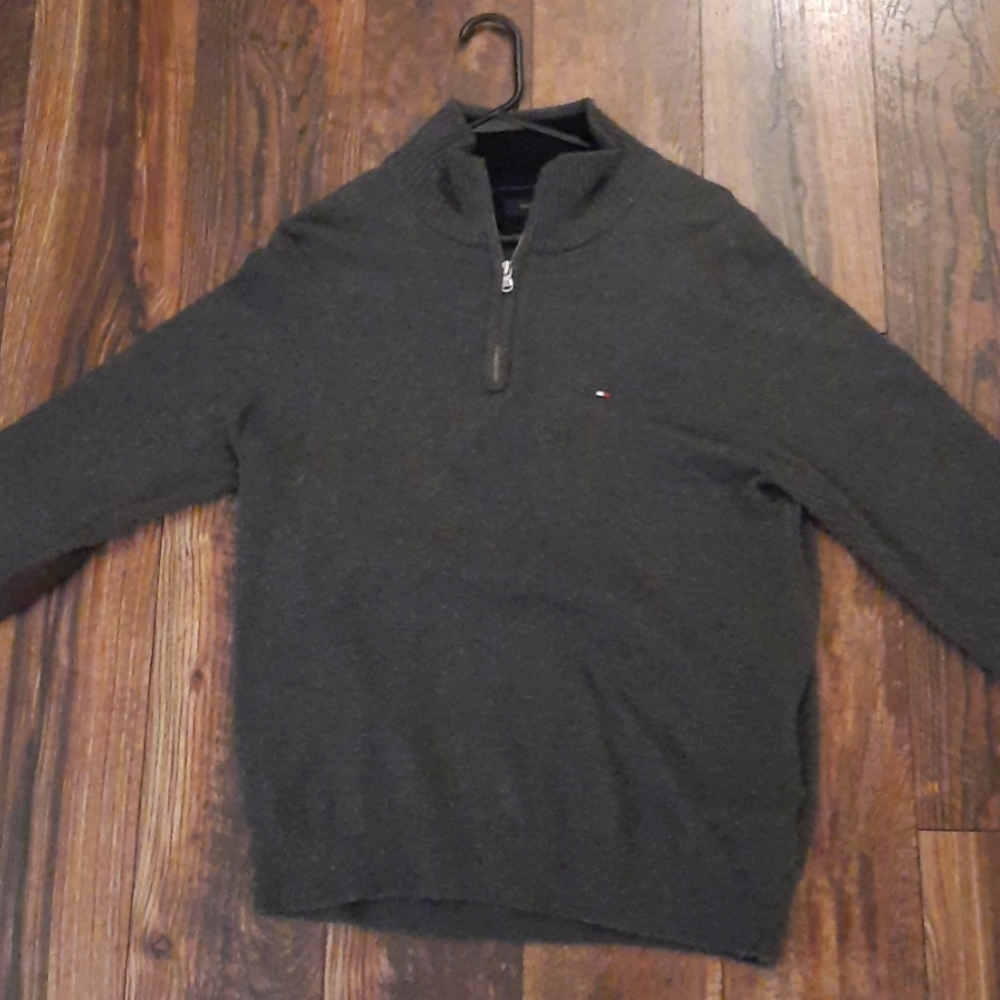 Mens Tommy Hilfiger quarter zip shirt. Size medium